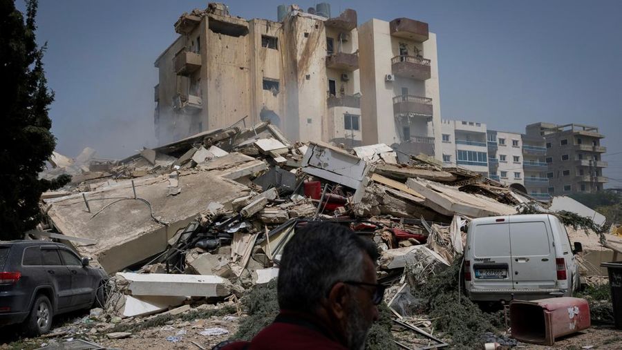 Puing-puing bangunan yang hancur, setelah serangan udara Israel, di tengah meningkatnya permusuhan antara Israel dan Hizbullah, seiring berlanjutnya konflik AS-Israel dengan Iran, di Tyre, Lebanon, Sabtu (4/4/2026). (Adnan Abidi/REUTERS)