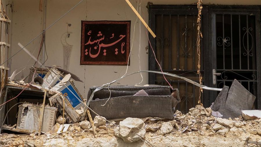 Puing-puing bangunan yang hancur, setelah serangan udara Israel, di tengah meningkatnya permusuhan antara Israel dan Hizbullah, seiring berlanjutnya konflik AS-Israel dengan Iran, di Tyre, Lebanon, Sabtu (4/4/2026). (Adnan Abidi/REUTERS)