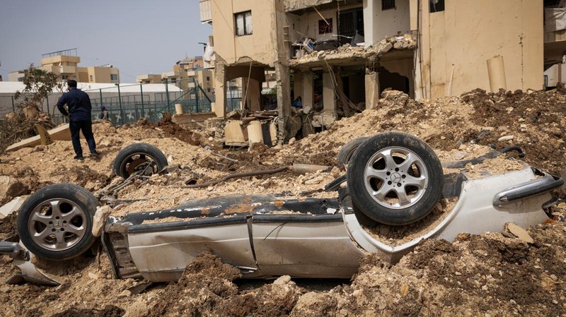 Puing-puing bangunan yang hancur, setelah serangan udara Israel, di tengah meningkatnya permusuhan antara Israel dan Hizbullah, seiring berlanjutnya konflik AS-Israel dengan Iran, di Tyre, Lebanon, Sabtu (4/4/2026). (Adnan Abidi/REUTERS)