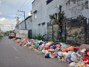 Keresahan Warga Teuku Umar Makassar gegara Sampah Dibiarkan Menumpuk Sepekan