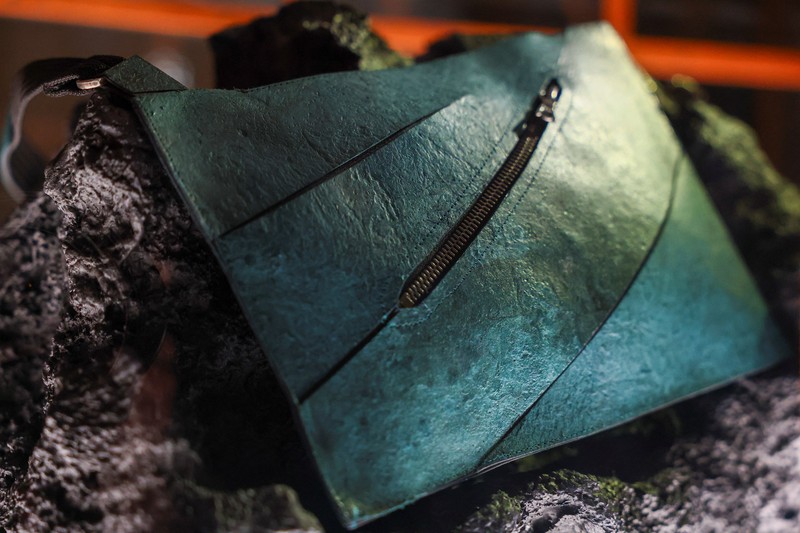 Sebuah tas tangan yang terbuat dari kolagen yang berasal dari fosil T. rex dipamerkan di Museum ArtZoo di Amsterdam, Belanda. (REUTERS/Piroschka van de Wouw)