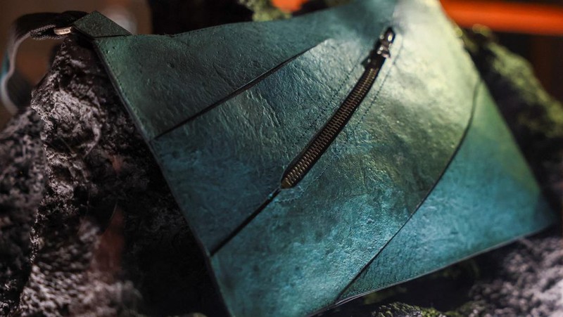 Sebuah tas tangan yang terbuat dari kolagen yang berasal dari fosil T. rex dipamerkan di Museum ArtZoo di Amsterdam, Belanda. (REUTERS/Piroschka van de Wouw)