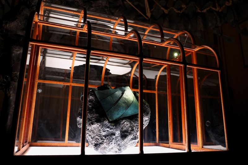 Sebuah tas tangan yang terbuat dari kolagen yang berasal dari fosil T. rex dipamerkan di Museum ArtZoo di Amsterdam, Belanda. (REUTERS/Piroschka van de Wouw)