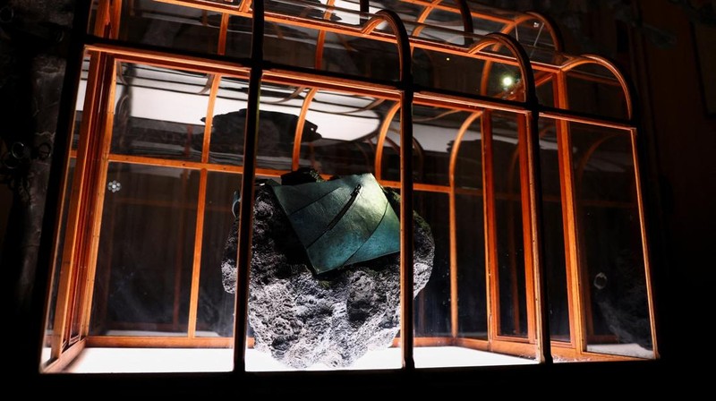 Sebuah tas tangan yang terbuat dari kolagen yang berasal dari fosil T. rex dipamerkan di Museum ArtZoo di Amsterdam, Belanda. (REUTERS/Piroschka van de Wouw)