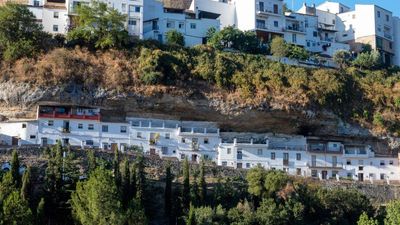 Melihat Uniknya Desa di Spanyol yang Tampak Seperti Tertimpa Batu