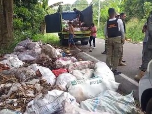3 Pria di Pandeglang Buang Sampah Sembarangan, Terancam Denda Rp 200 Juta