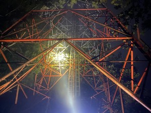 Gegara Masalah Asmara, Pria Banyumas Nekat Manjat Tower 70 Meter