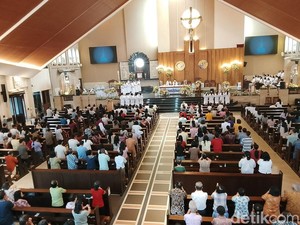 Ribuan Umat Kristiani Rayakan Paskah di Gereja Santo Yoseph Palembang
