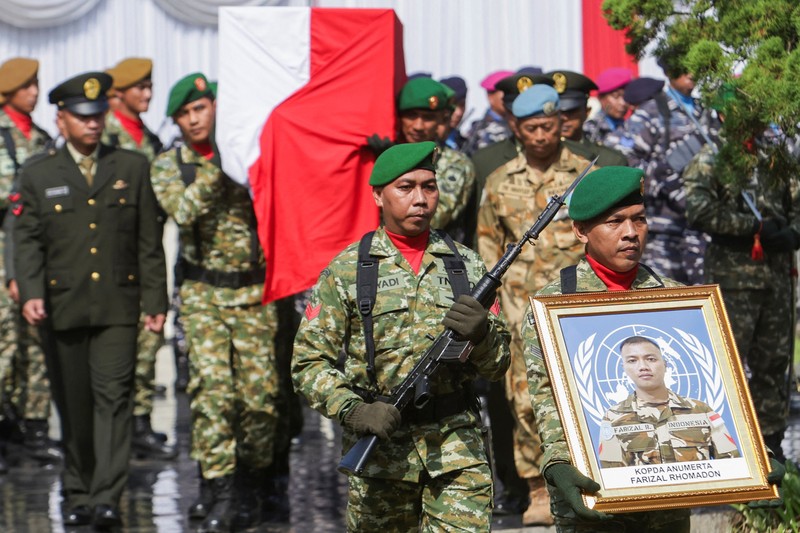 Upacara pemakaman almarhum Zulmi Aditya Iskandar, seorang penjaga perdamaian Pasukan Sementara PBB di Lebanon (UNIFIL) di kompleks Taman Makam Pahlawan Giripeni di Kabupaten Kulon Progo, Yogyakarta, Minggu (5/4/2026). (REUTERS/Dwi Oblo)