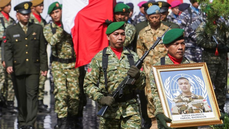 Upacara pemakaman almarhum Zulmi Aditya Iskandar, seorang penjaga perdamaian Pasukan Sementara PBB di Lebanon (UNIFIL) di kompleks Taman Makam Pahlawan Giripeni di Kabupaten Kulon Progo, Yogyakarta, Minggu (5/4/2026). (REUTERS/Dwi Oblo)