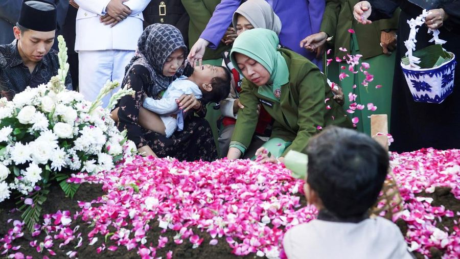 Upacara pemakaman almarhum Zulmi Aditya Iskandar, seorang penjaga perdamaian Pasukan Sementara PBB di Lebanon (UNIFIL) di kompleks Taman Makam Pahlawan Giripeni di Kabupaten Kulon Progo, Yogyakarta, Minggu (5/4/2026). (REUTERS/Dwi Oblo)