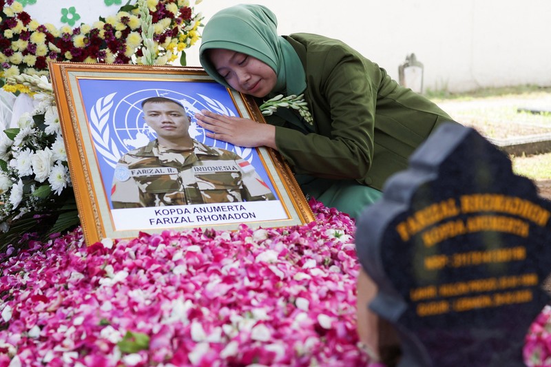 Upacara pemakaman almarhum Zulmi Aditya Iskandar, seorang penjaga perdamaian Pasukan Sementara PBB di Lebanon (UNIFIL) di kompleks Taman Makam Pahlawan Giripeni di Kabupaten Kulon Progo, Yogyakarta, Minggu (5/4/2026). (REUTERS/Dwi Oblo)