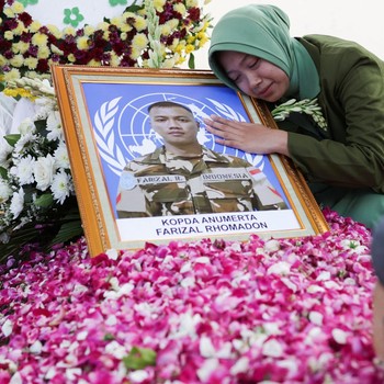 Tangis Haru Iringi Pemakaman TNI Gugur Diserang Israel di Lebanon