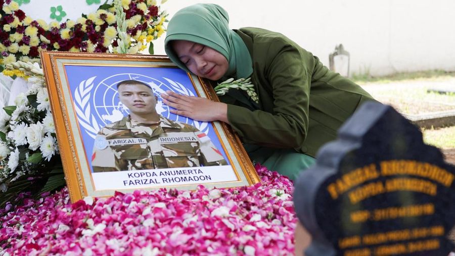 Upacara pemakaman almarhum Zulmi Aditya Iskandar, seorang penjaga perdamaian Pasukan Sementara PBB di Lebanon (UNIFIL) di kompleks Taman Makam Pahlawan Giripeni di Kabupaten Kulon Progo, Yogyakarta, Minggu (5/4/2026). (REUTERS/Dwi Oblo)