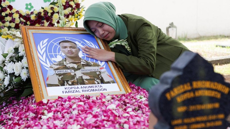 Upacara pemakaman almarhum Zulmi Aditya Iskandar, seorang penjaga perdamaian Pasukan Sementara PBB di Lebanon (UNIFIL) di kompleks Taman Makam Pahlawan Giripeni di Kabupaten Kulon Progo, Yogyakarta, Minggu (5/4/2026). (REUTERS/Dwi Oblo)