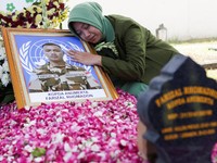 Tangis Haru Iringi Pemakaman TNI Gugur Diserang Israel di Lebanon