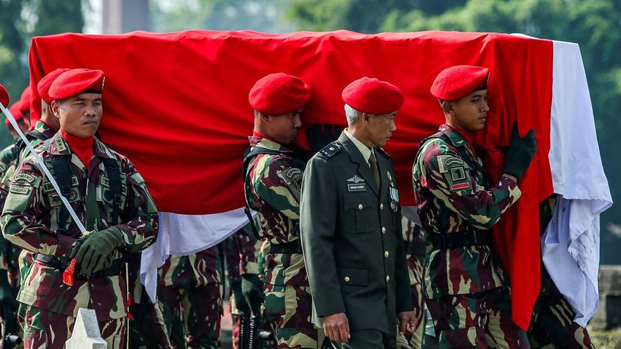 Upacara pemakaman almarhum Zulmi Aditya Iskandar, seorang penjaga perdamaian Pasukan Sementara PBB di Lebanon (UNIFIL) di kompleks Taman Makam Pahlawan Giripeni di Kabupaten Kulon Progo, Yogyakarta, Minggu (5/4/2026). (REUTERS/Dwi Oblo)