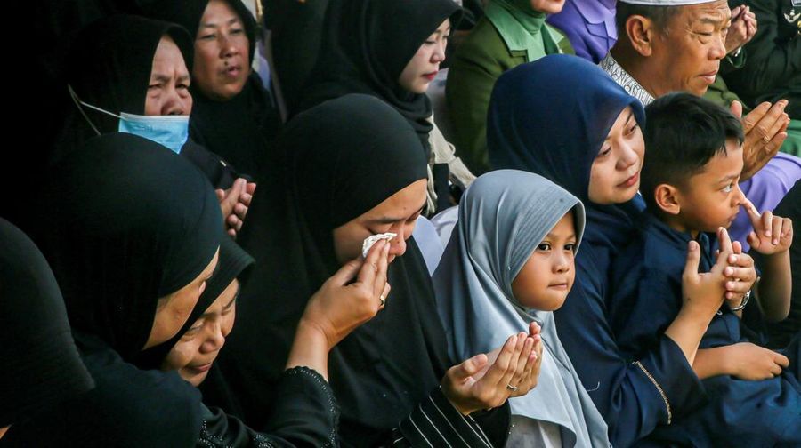 Upacara pemakaman almarhum Zulmi Aditya Iskandar, seorang penjaga perdamaian Pasukan Sementara PBB di Lebanon (UNIFIL) di kompleks Taman Makam Pahlawan Giripeni di Kabupaten Kulon Progo, Yogyakarta, Minggu (5/4/2026). (REUTERS/Dwi Oblo)