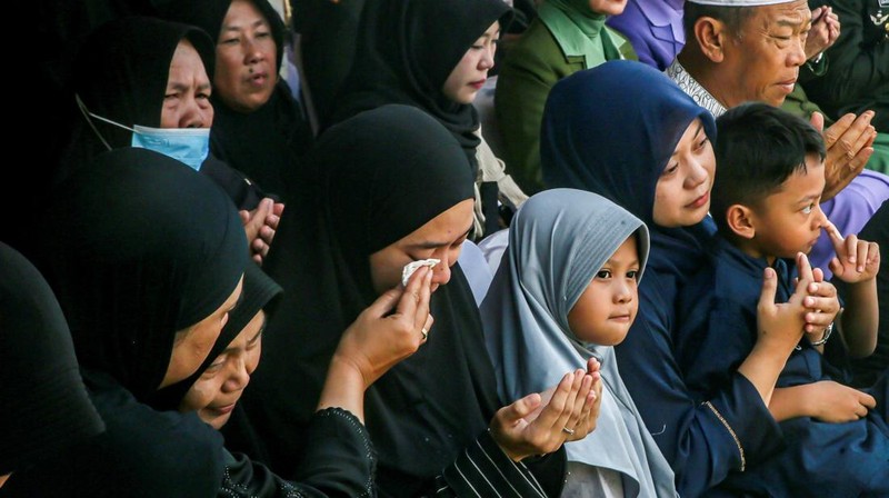 Upacara pemakaman almarhum Zulmi Aditya Iskandar, seorang penjaga perdamaian Pasukan Sementara PBB di Lebanon (UNIFIL) di kompleks Taman Makam Pahlawan Giripeni di Kabupaten Kulon Progo, Yogyakarta, Minggu (5/4/2026). (REUTERS/Dwi Oblo)