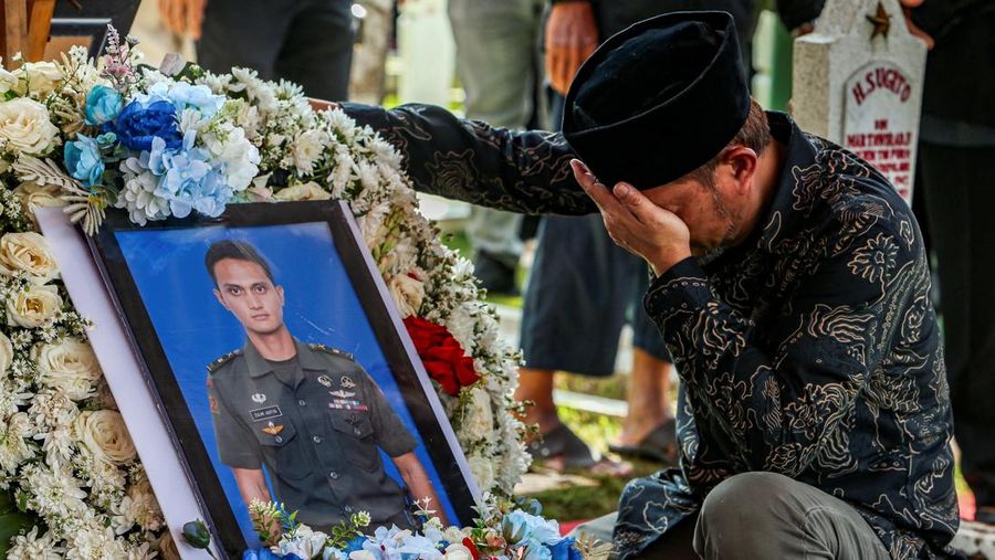 Upacara pemakaman almarhum Zulmi Aditya Iskandar, seorang penjaga perdamaian Pasukan Sementara PBB di Lebanon (UNIFIL) di kompleks Taman Makam Pahlawan Giripeni di Kabupaten Kulon Progo, Yogyakarta, Minggu (5/4/2026). (REUTERS/Dwi Oblo)