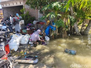Tak Ada Air Bersih, Warga Trimulyo Demak Cuci Baju Pakai Sisa Genangan Banjir