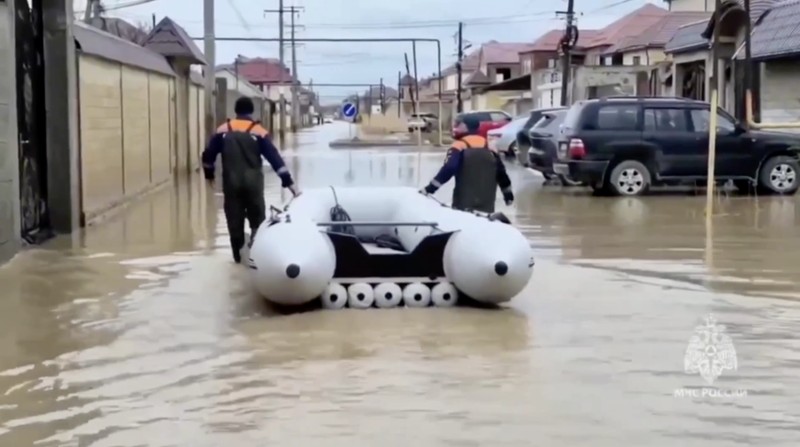 Banjir parah melanda wilayah Dagestan, kawasan Kaukasus, Rusia, Minggu (5/5/2026), menewaskan tiga orang dan memaksa lebih dari 5.000 warga dari empat permukiman dievakuasi. (Tangkapan Layar Video Reuters/)