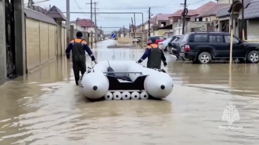 Banjir parah melanda wilayah Dagestan, kawasan Kaukasus, Rusia, Minggu (5/5/2026), menewaskan tiga orang dan memaksa lebih dari 5.000 warga dari empat permukiman dievakuasi. (Tangkapan Layar Video Reuters/)