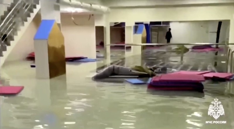 Banjir parah melanda wilayah Dagestan, kawasan Kaukasus, Rusia, Minggu (5/5/2026), menewaskan tiga orang dan memaksa lebih dari 5.000 warga dari empat permukiman dievakuasi. (Tangkapan Layar Video Reuters/)