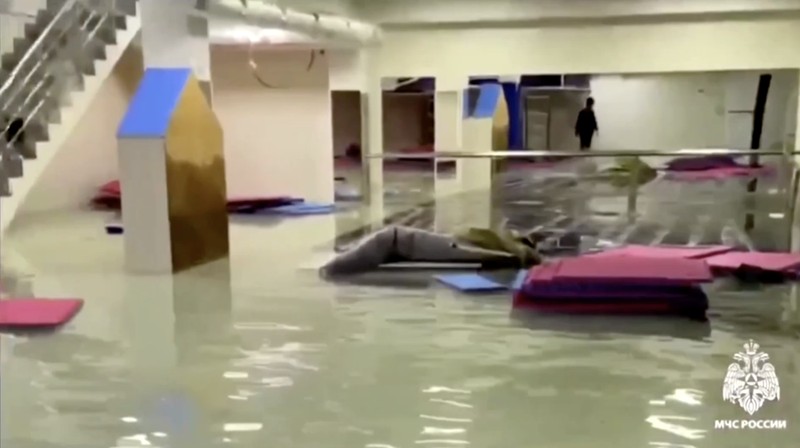 Banjir parah melanda wilayah Dagestan, kawasan Kaukasus, Rusia, Minggu (5/5/2026), menewaskan tiga orang dan memaksa lebih dari 5.000 warga dari empat permukiman dievakuasi. (Tangkapan Layar Video Reuters/)