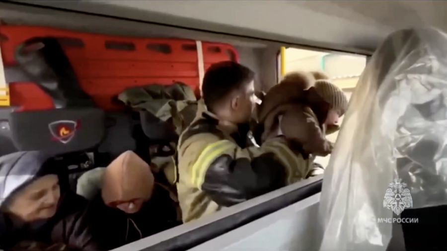 Banjir parah melanda wilayah Dagestan, kawasan Kaukasus, Rusia, Minggu (5/5/2026), menewaskan tiga orang dan memaksa lebih dari 5.000 warga dari empat permukiman dievakuasi. (Tangkapan Layar Video Reuters/)