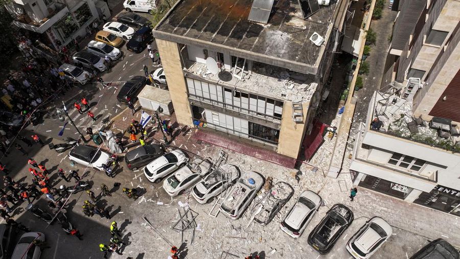 Gambar dari drone yang memperlihatkan personel darurat di lokasi terdampak di lingkungan perumahan, setelah dihujani rudal yang diluncurkan dari Iran, di tengah konflik AS-Israel dengan Iran, di Israel tengah, 6 April 2026. (REUTERS/Roei Kastro)