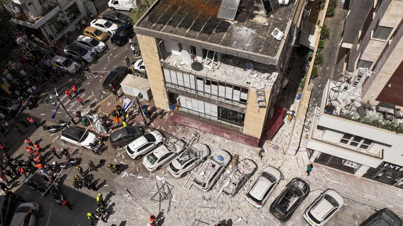 Gambar dari drone yang memperlihatkan personel darurat di lokasi terdampak di lingkungan perumahan, setelah dihujani rudal yang diluncurkan dari Iran, di tengah konflik AS-Israel dengan Iran, di Israel tengah, 6 April 2026. (REUTERS/Roei Kastro)