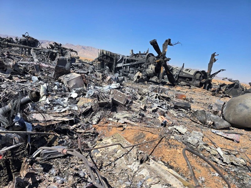 Gambar yang dirilis pada (5/6) kemarin, menunjukkan puing-puing pesawat Amerika dan rotor helikopter di Isfahan, Iran. (Social Media via REUTERS)