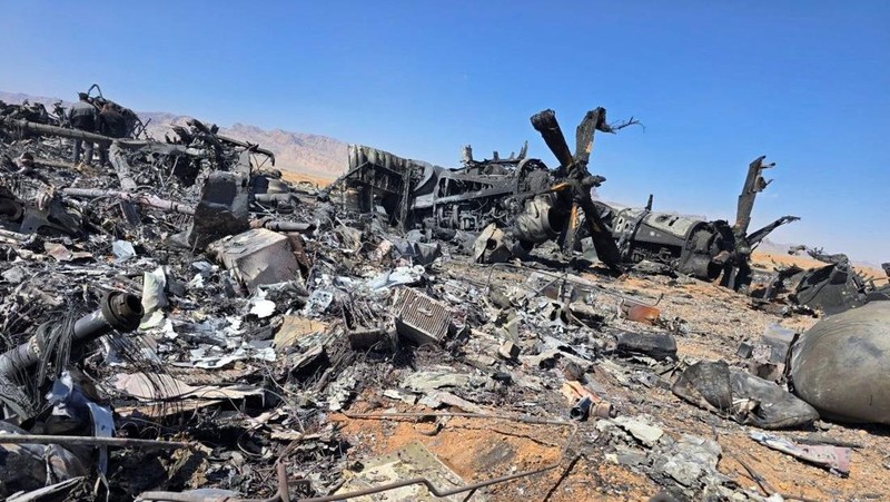 Gambar yang dirilis pada (5/6) kemarin, menunjukkan puing-puing pesawat Amerika dan rotor helikopter di Isfahan, Iran. (Social Media via REUTERS)