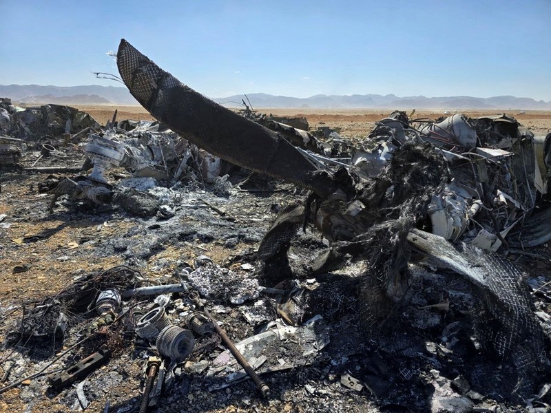 Gambar yang dirilis pada (5/6) kemarin, menunjukkan puing-puing pesawat Amerika dan rotor helikopter di Isfahan, Iran. (Social Media via REUTERS)