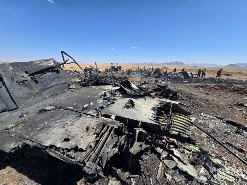 Gambar yang dirilis pada (5/6) kemarin, menunjukkan puing-puing pesawat Amerika dan rotor helikopter di Isfahan, Iran. (Social Media via REUTERS)