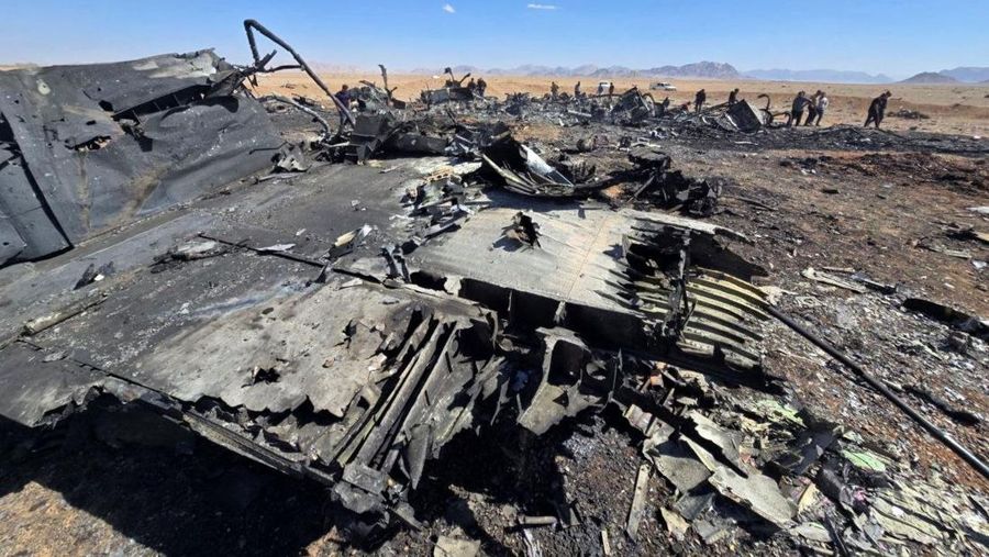 Gambar yang dirilis pada (5/6) kemarin, menunjukkan puing-puing pesawat Amerika dan rotor helikopter di Isfahan, Iran. (Social Media via REUTERS)