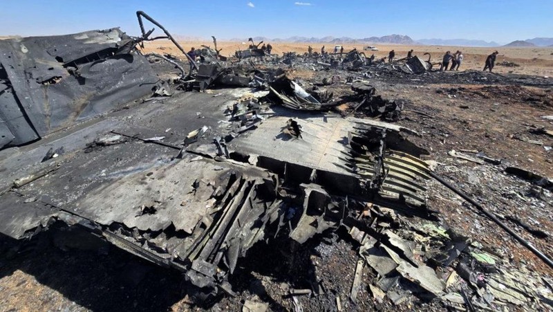 Gambar yang dirilis pada (5/6) kemarin, menunjukkan puing-puing pesawat Amerika dan rotor helikopter di Isfahan, Iran. (Social Media via REUTERS)