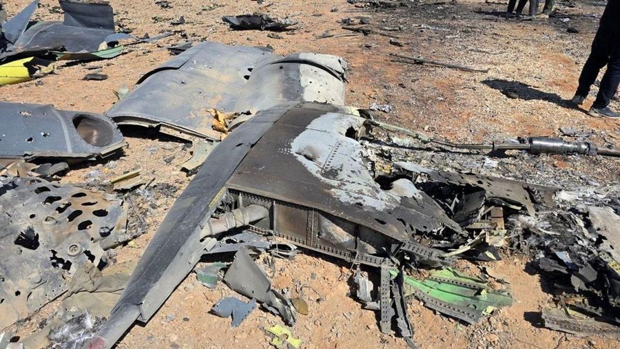 Gambar yang dirilis pada (5/6) kemarin, menunjukkan puing-puing pesawat Amerika dan rotor helikopter di Isfahan, Iran. (Social Media via REUTERS)