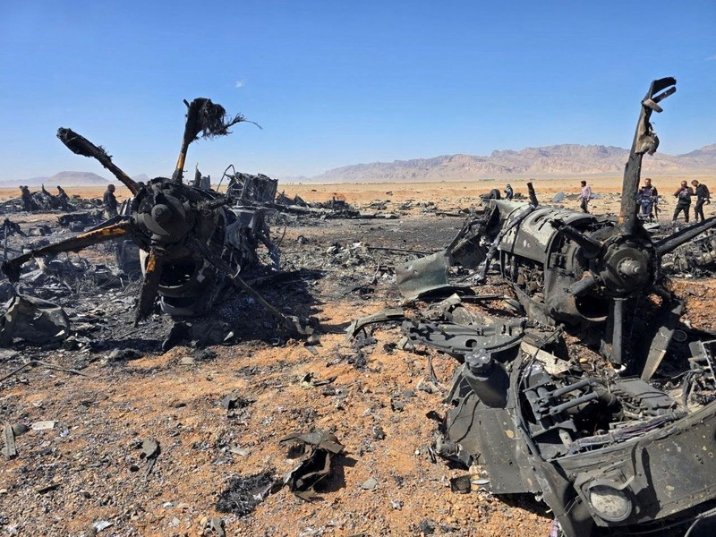 Gambar yang dirilis pada (5/6) kemarin, menunjukkan puing-puing pesawat Amerika dan rotor helikopter di Isfahan, Iran. (Social Media via REUTERS)