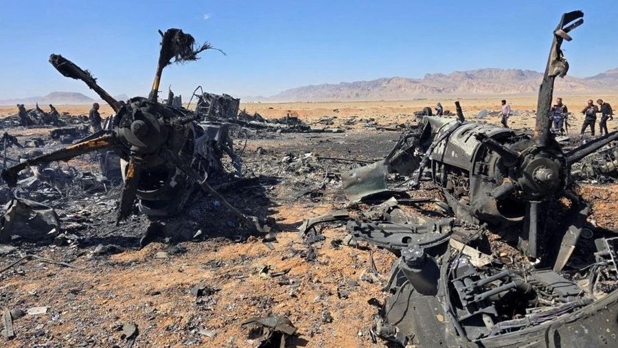 Gambar yang dirilis pada (5/6) kemarin, menunjukkan puing-puing pesawat Amerika dan rotor helikopter di Isfahan, Iran. (Social Media via REUTERS)