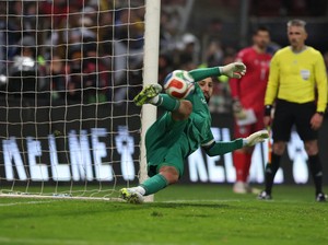 Ball Boy Ini Curi Contekan Penalti Donnarumma, Bantu Bosnia ke Piala Dunia