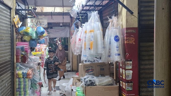 Mohon Maaf, Ibu-Ibu! Beli Daging Ayam Minta Ekstra Kresek Bayar Rp500