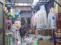 Mohon Maaf, Ibu-Ibu! Beli Daging Ayam Minta Ekstra Kresek Bayar Rp500