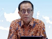 Kepala Eksekutif Pengawas Perbankan OJK, Dian Ediana Rae saat Konferensi Pers Asesmen Sektor Jasa Keuangan dan Kebijakan OJK Hasil RDKB Maret 2026. (YouTube/Otoritas Jasa Keuangan)