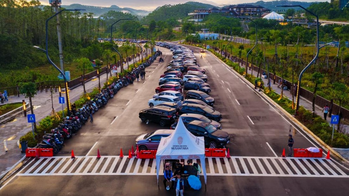 Warga RI Ramai-ramai Wisata ke IKN, Jalan Penuh Mobil, Motor dan Orang