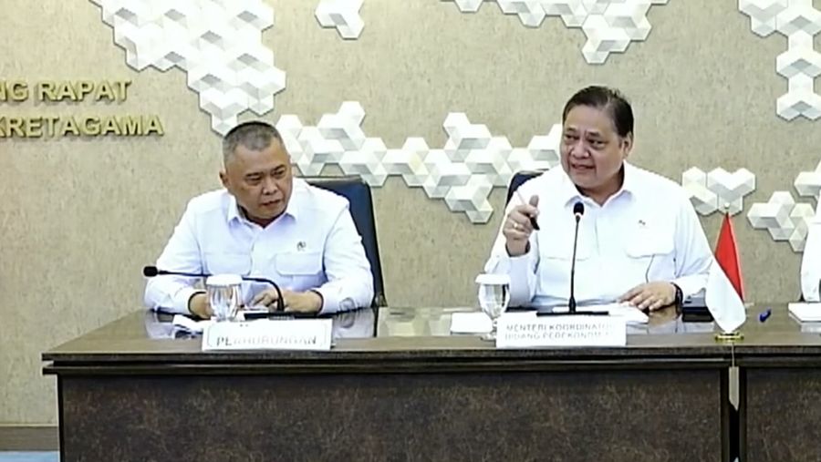 Menteri Perhubungan (Menhub) Dudy Purwagandhi dan Menko Perekonomian, Airlangga Hartarto saat menyampaikan Konferensi Pers terkait Kebijakan Transportasi dan BBM di Jakarta, Senin (6/4/2026). (Tangkapan Layar Youtube/PerekonomianRI)