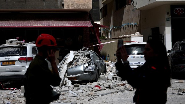 Potret Rudal Iran 'Robek' Iron Dome, Hantam Israel di Siang Bolong