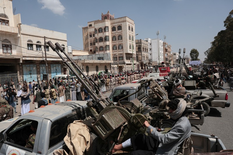Para pengikut Houthi memegang senjata selama demonstrasi pro-Iran, saat konflik AS-Israel dengan Iran berlanjut, di Sanaa, Yaman, 6 April 2026. (REUTERS/Khaled Abdullah)