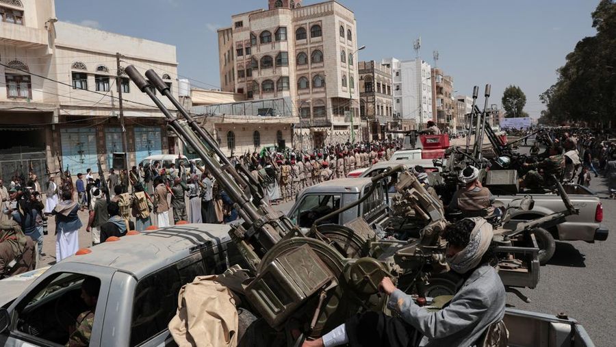Para pengikut Houthi memegang senjata selama demonstrasi pro-Iran, saat konflik AS-Israel dengan Iran berlanjut, di Sanaa, Yaman, 6 April 2026. (REUTERS/Khaled Abdullah)